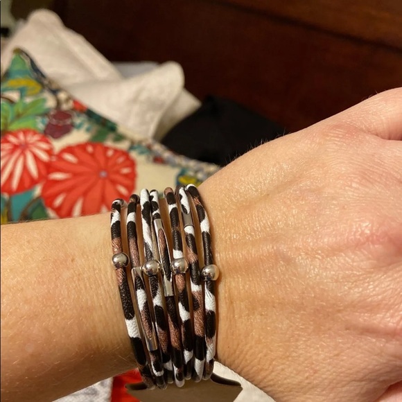 Leopard Print magnetic clasp bracelet - Picture 4 of 8